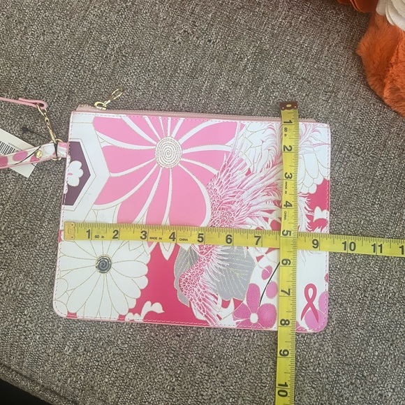 ❣️🆕Chico’s Breast Cancer Awareness Floral Printed Wristlet❣️ - Picture 7 of 8